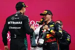 Foto zur News: Max Verstappen (Red Bull), George Russell (Mercedes) und Mark Thompson