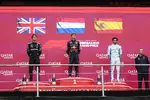 Foto zur News: Max Verstappen (Red Bull), George Russell (Mercedes) und Carlos Sainz (Williams)