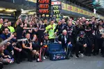 Foto zur News: Max Verstappen (Red Bull), Helmut Marko und Yuki Tsunoda (Red Bull)