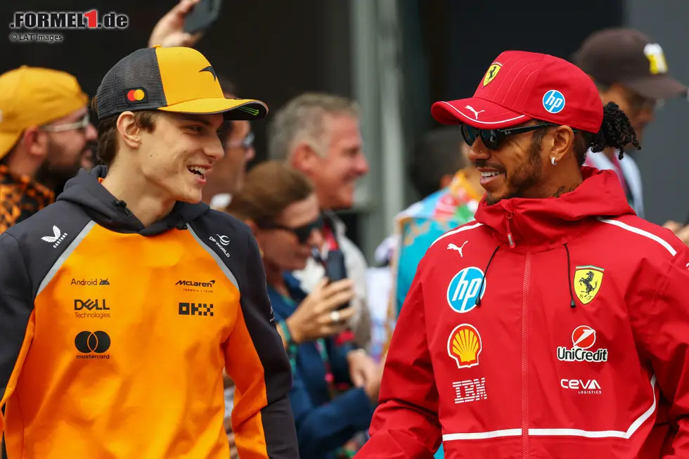 Foto zur News: Oscar Piastri (McLaren) und Lewis Hamilton (Ferrari)