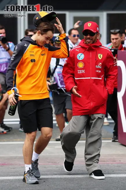 Foto zur News: Oscar Piastri (McLaren) und Lewis Hamilton (Ferrari)