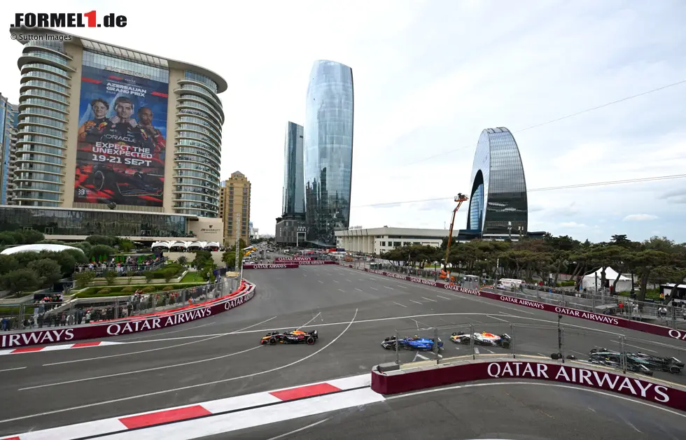 Foto zur News: Max Verstappen (Red Bull) und Carlos Sainz (Williams)