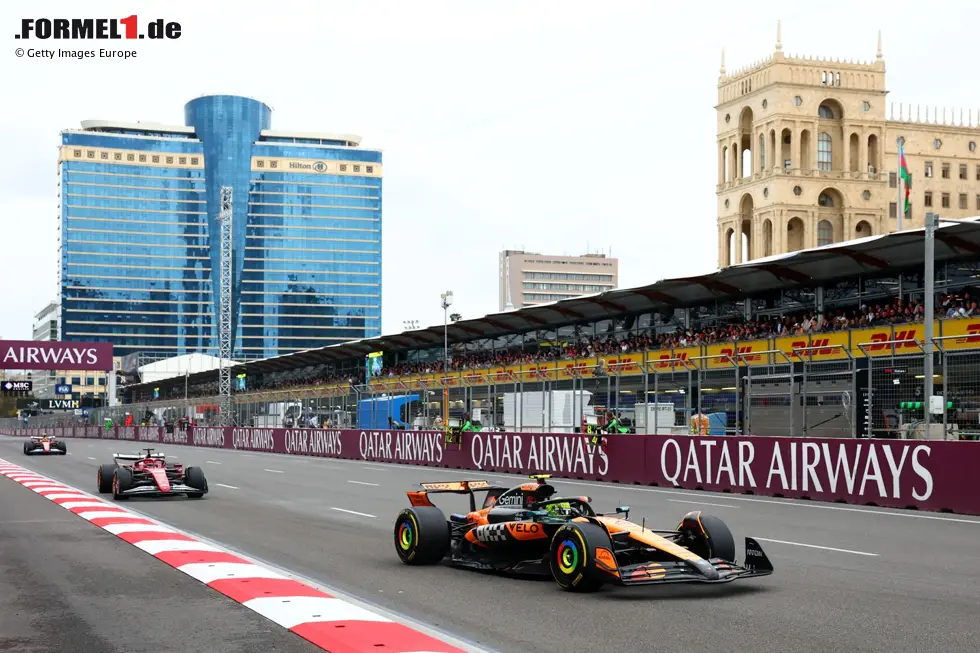 Foto zur News: Lando Norris (McLaren) und Charles Leclerc (Ferrari)