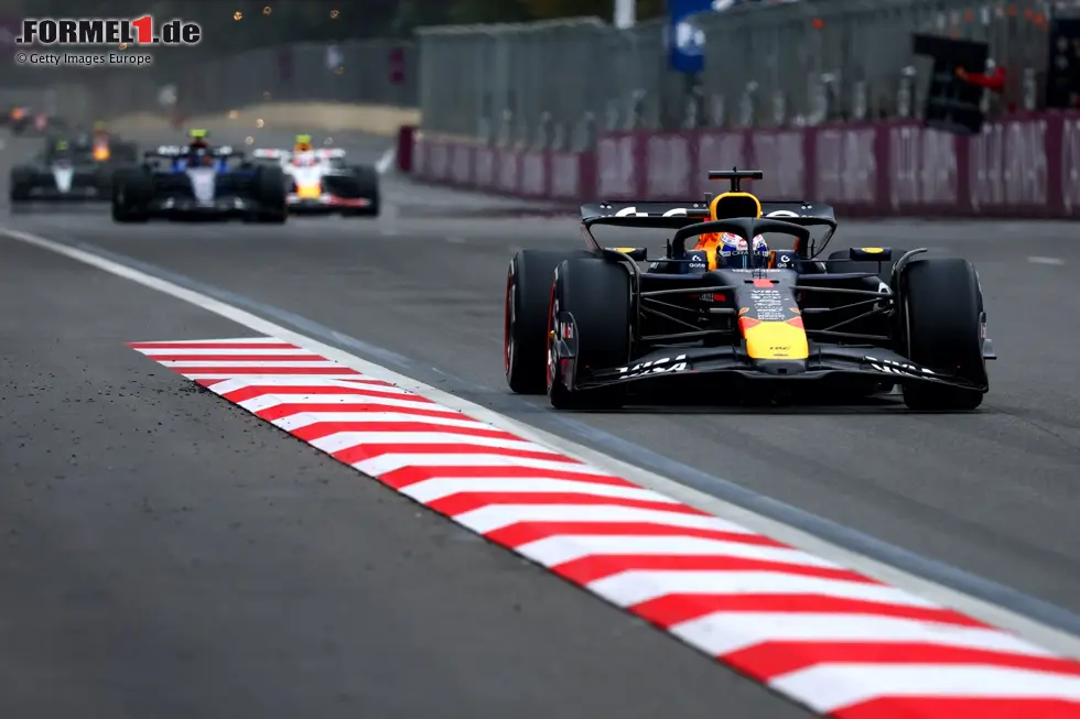 Foto zur News: Max Verstappen (Red Bull) und Carlos Sainz (Williams)