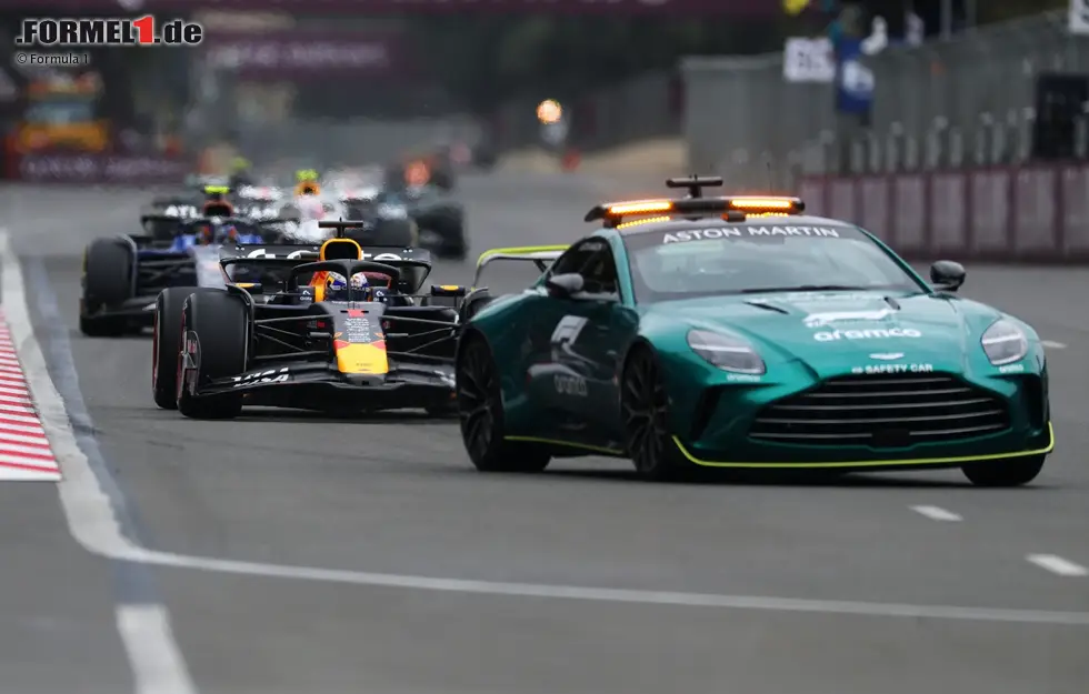 Foto zur News: Max Verstappen (Red Bull) hinter dem Safety-Car