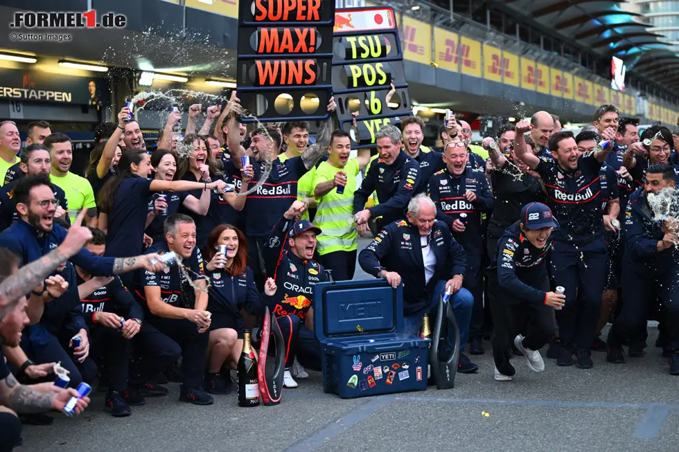 Foto zur News: Max Verstappen (Red Bull), Helmut Marko und Yuki Tsunoda (Red Bull)