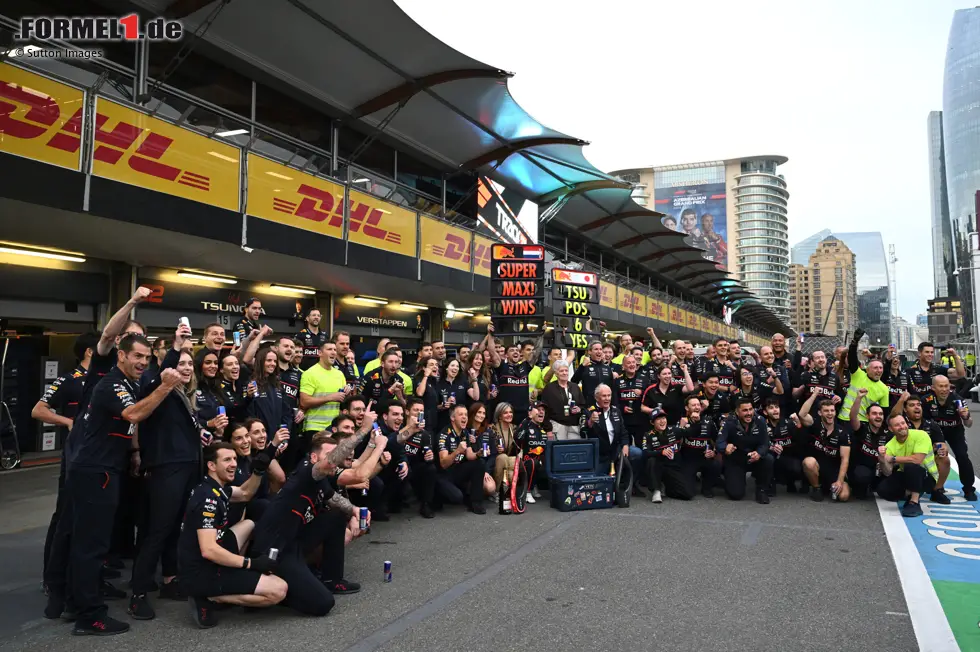 Foto zur News: Max Verstappen (Red Bull), Helmut Marko und Yuki Tsunoda (Red Bull)