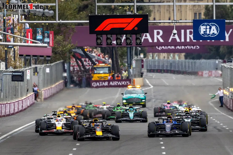Foto zur News: Max Verstappen (Red Bull), Carlos Sainz (Williams) und Liam Lawson (Racing Bulls)