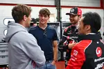 Foto zur News: Romain Grosjean mit Oliver Bearman, Esteban Ocon und Ayao Komatsu (Haas)