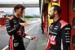 Foto zur News: Oliver Bearman mit James Hinchcliffe (Haas)