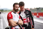 Foto zur News: James Hinchcliffe mit Oliver Bearman (Haas)