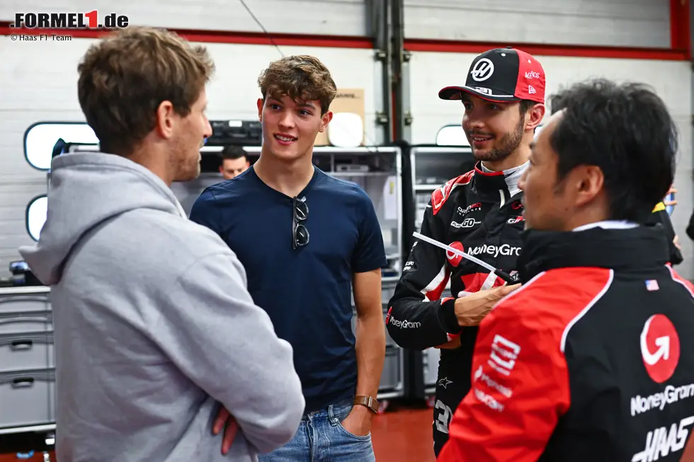 Foto zur News: Romain Grosjean mit Oliver Bearman, Esteban Ocon und Ayao Komatsu (Haas)