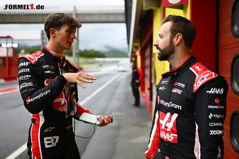 Foto zur News: Oliver Bearman mit James Hinchcliffe (Haas)