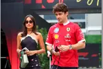Foto zur News: Charles Leclerc (Ferrari) mit Alexandra St. Mieux