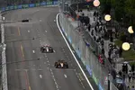 Foto zur News: Lando Norris (McLaren) und Oliver Bearman (Haas)