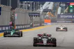 Foto zur News: Oliver Bearman (Haas) und Fernando Alonso (Aston Martin)