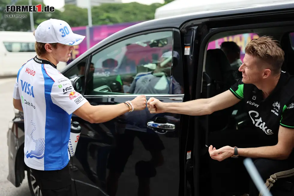 Foto zur News: Liam Lawson (Racing Bulls) und Nico Hülkenberg (Sauber)