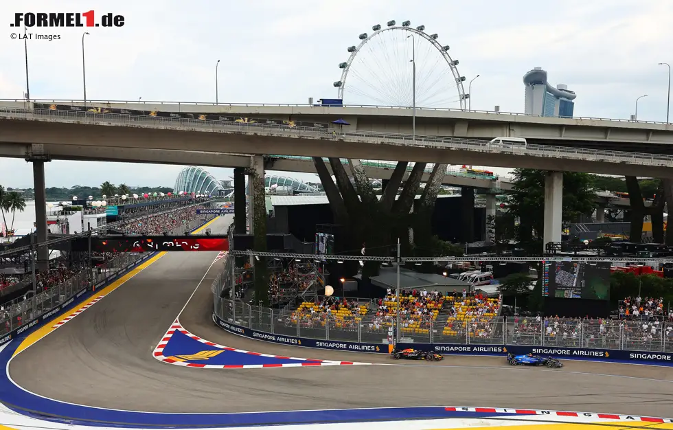 Foto zur News: Carlos Sainz (Williams) und Max Verstappen (Red Bull)