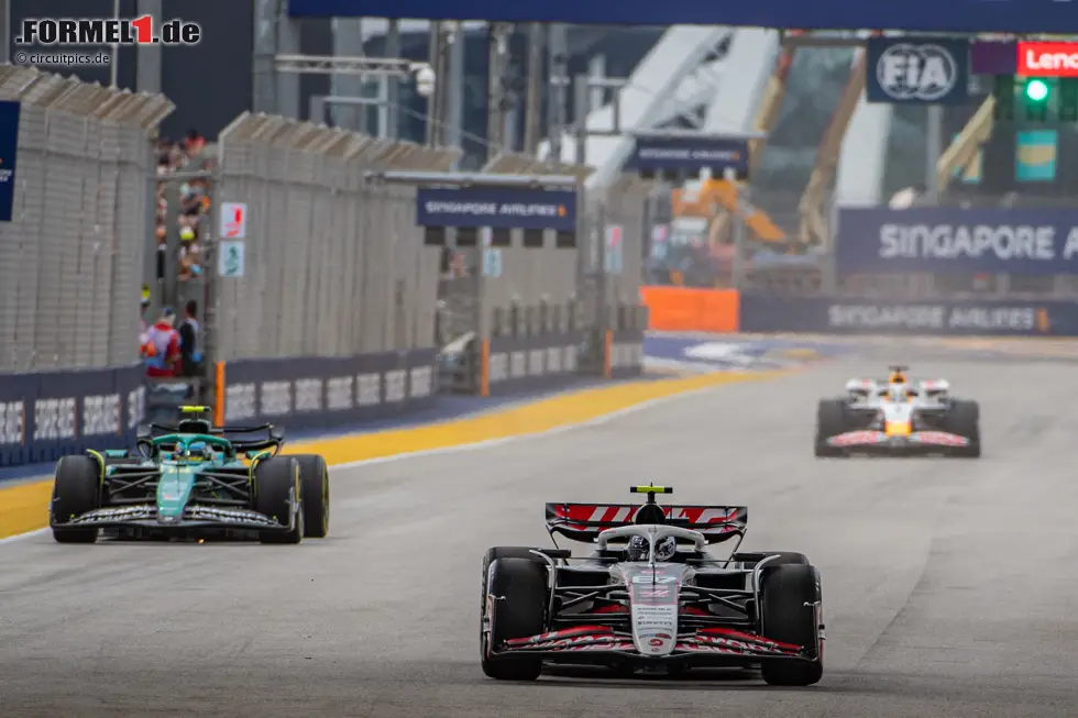 Foto zur News: Oliver Bearman (Haas) und Fernando Alonso (Aston Martin)