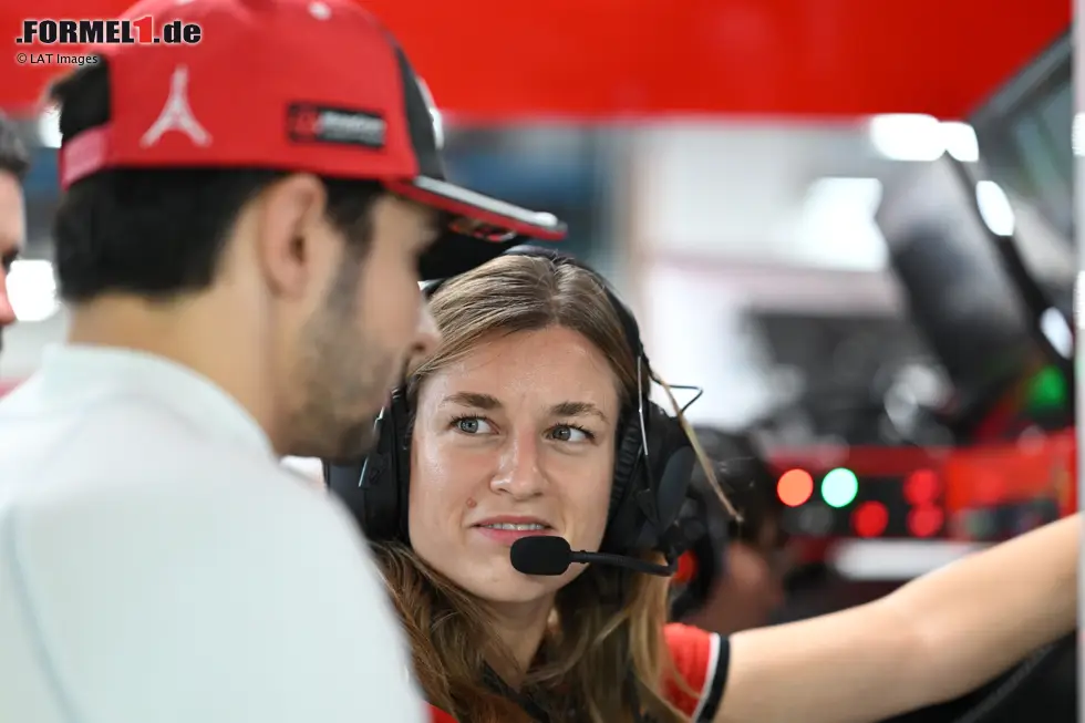 Foto zur News: Esteban Ocon (Haas) mit Laura Müller