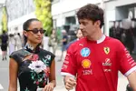 Foto zur News: Charles Leclerc (Ferrari) mit Alexandra St. Mieux