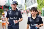 Foto zur News: Max Verstappen (Red Bull), Yuki Tsunoda (Red Bull) und Mark Thompson