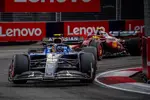 Foto zur News: Carlos Sainz (Williams) und Lewis Hamilton (Ferrari)