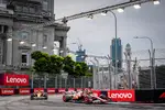 Foto zur News: Charles Leclerc (Ferrari) und Oscar Piastri (McLaren)