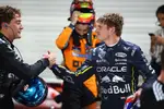 Foto zur News: George Russell (Mercedes) und Max Verstappen (Red Bull)