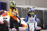 Foto zur News: Isack Hadjar (Racing Bulls) und Lando Norris (McLaren)