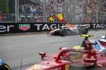 Foto zur News: Liam Lawson (Racing Bulls) und Lewis Hamilton (Ferrari)