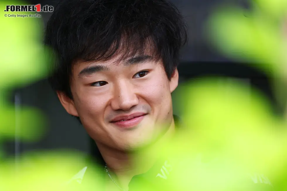 Foto zur News: Yuki Tsunoda (Red Bull) und Mark Thompson