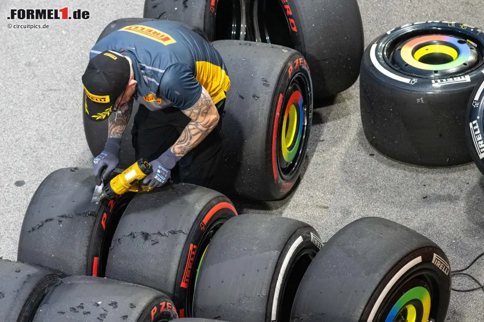 Foto zur News: Mechaniker mit Pirelli-Reifen