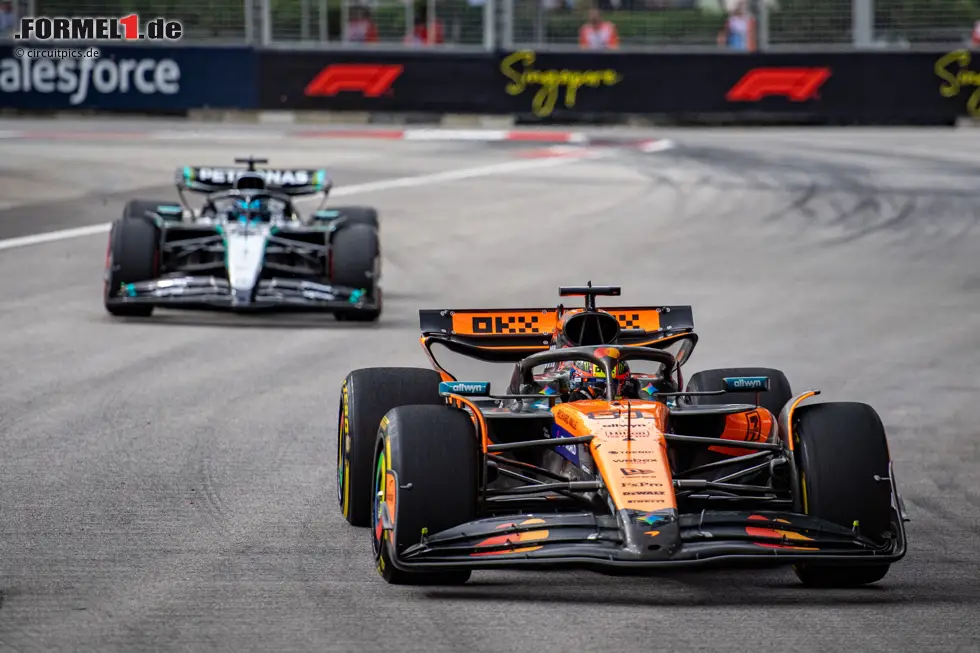 Foto zur News: Oscar Piastri (McLaren) und George Russell (Mercedes)