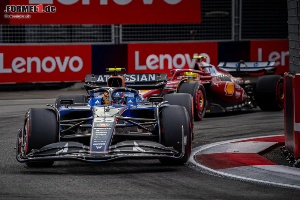 Foto zur News: Carlos Sainz (Williams) und Lewis Hamilton (Ferrari)