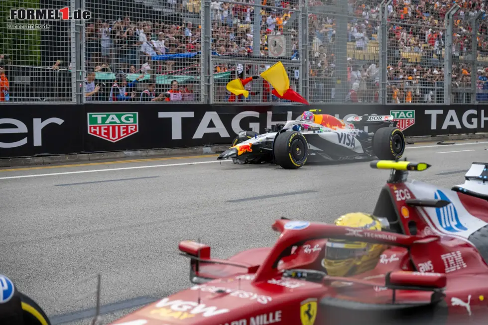 Foto zur News: Liam Lawson (Racing Bulls) und Lewis Hamilton (Ferrari)
