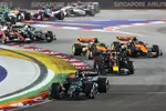 Foto zur News: George Russell (Mercedes) und Max Verstappen (Red Bull)