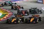 Foto zur News: Oscar Piastri (McLaren) und Lando Norris (McLaren)