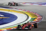 Foto zur News: Lewis Hamilton (Ferrari) und Charles Leclerc (Ferrari)