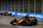 Foto zur News: Oscar Piastri (McLaren) und Charles Leclerc (Ferrari)