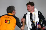 Foto zur News: Max Verstappen (Red Bull) und Andrea Stella (McLaren)