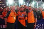 Foto zur News: Lando Norris (McLaren), Zak Brown und Andrea Stella