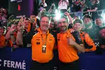 Foto zur News: Zak Brown und Andrea Stella