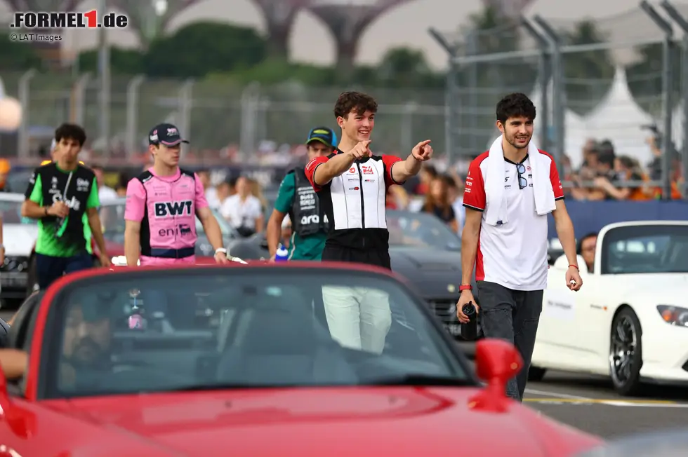 Foto zur News: Oliver Bearman (Haas) und Esteban Ocon (Haas)