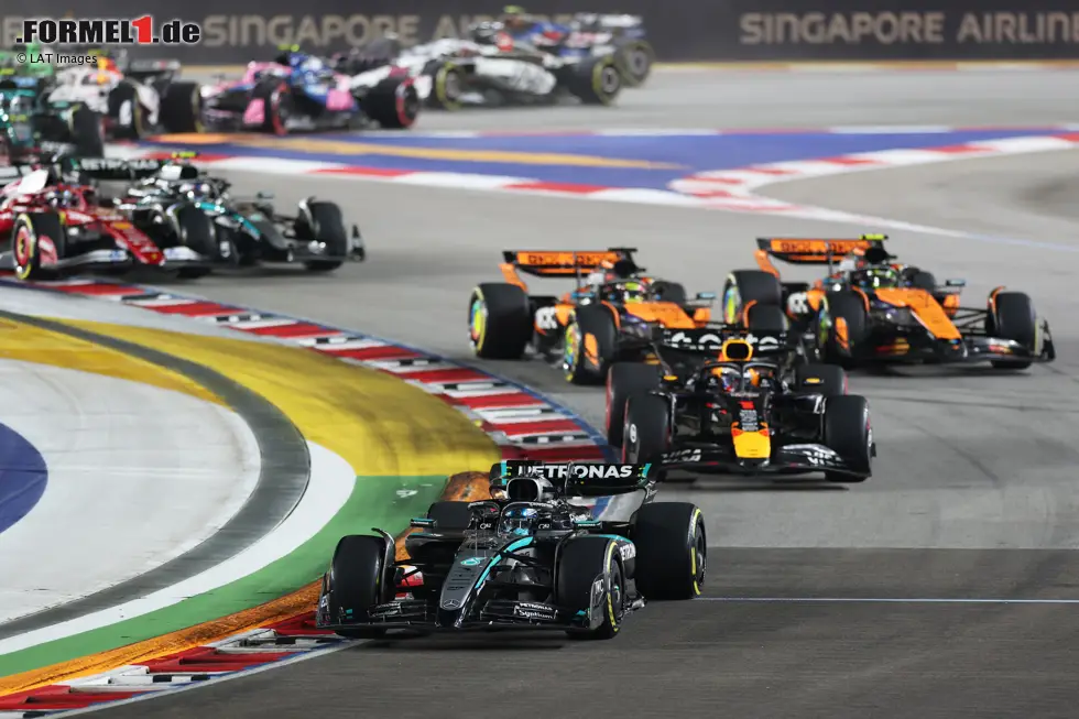 Foto zur News: George Russell (Mercedes) und Max Verstappen (Red Bull)