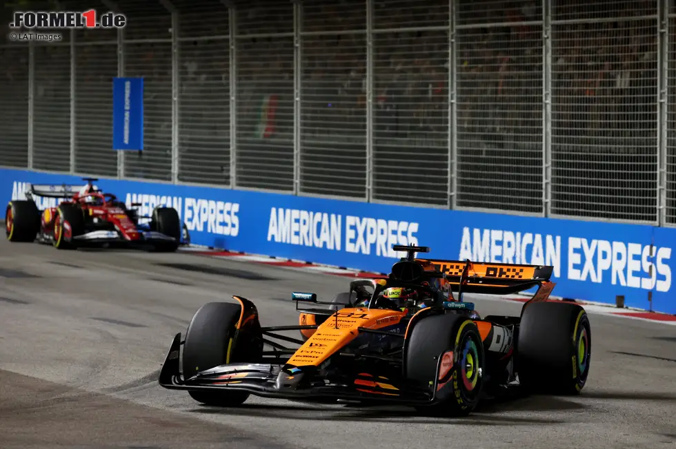 Foto zur News: Oscar Piastri (McLaren) und Charles Leclerc (Ferrari)