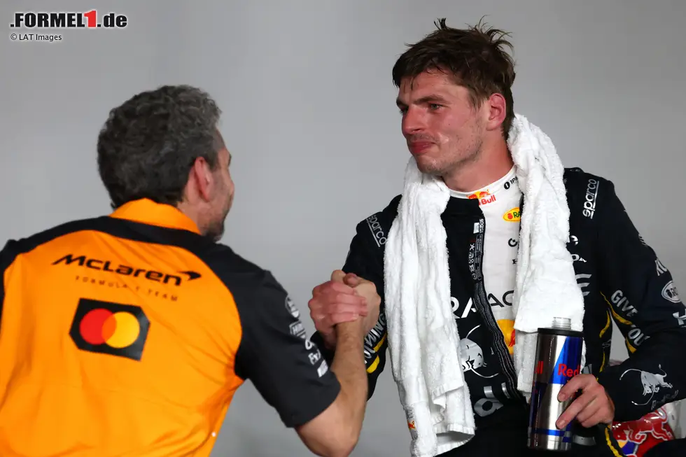 Foto zur News: Max Verstappen (Red Bull) und Andrea Stella (McLaren)