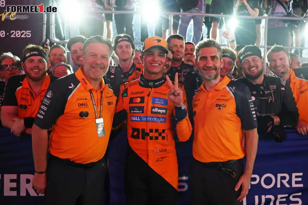 Foto zur News: Lando Norris (McLaren), Zak Brown und Andrea Stella