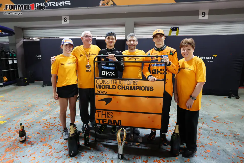 Foto zur News: Lando Norris (McLaren), Andrea Stella und Oscar Piastri (McLaren)