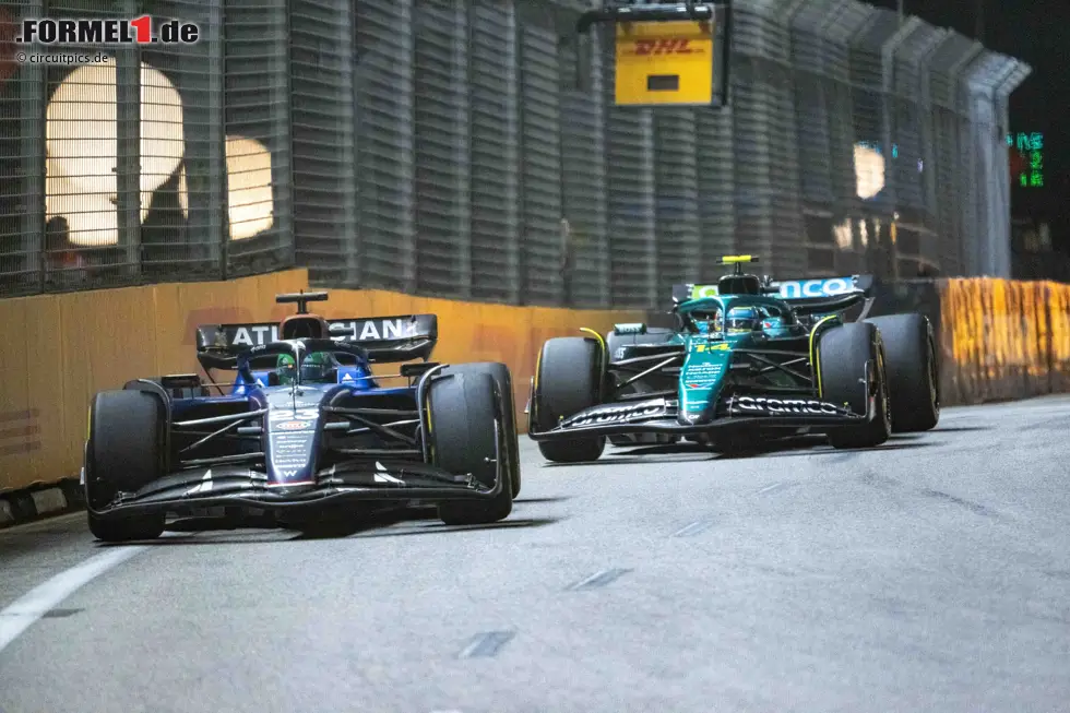 Foto zur News: Alexander Albon (Williams) und Fernando Alonso (Aston Martin)